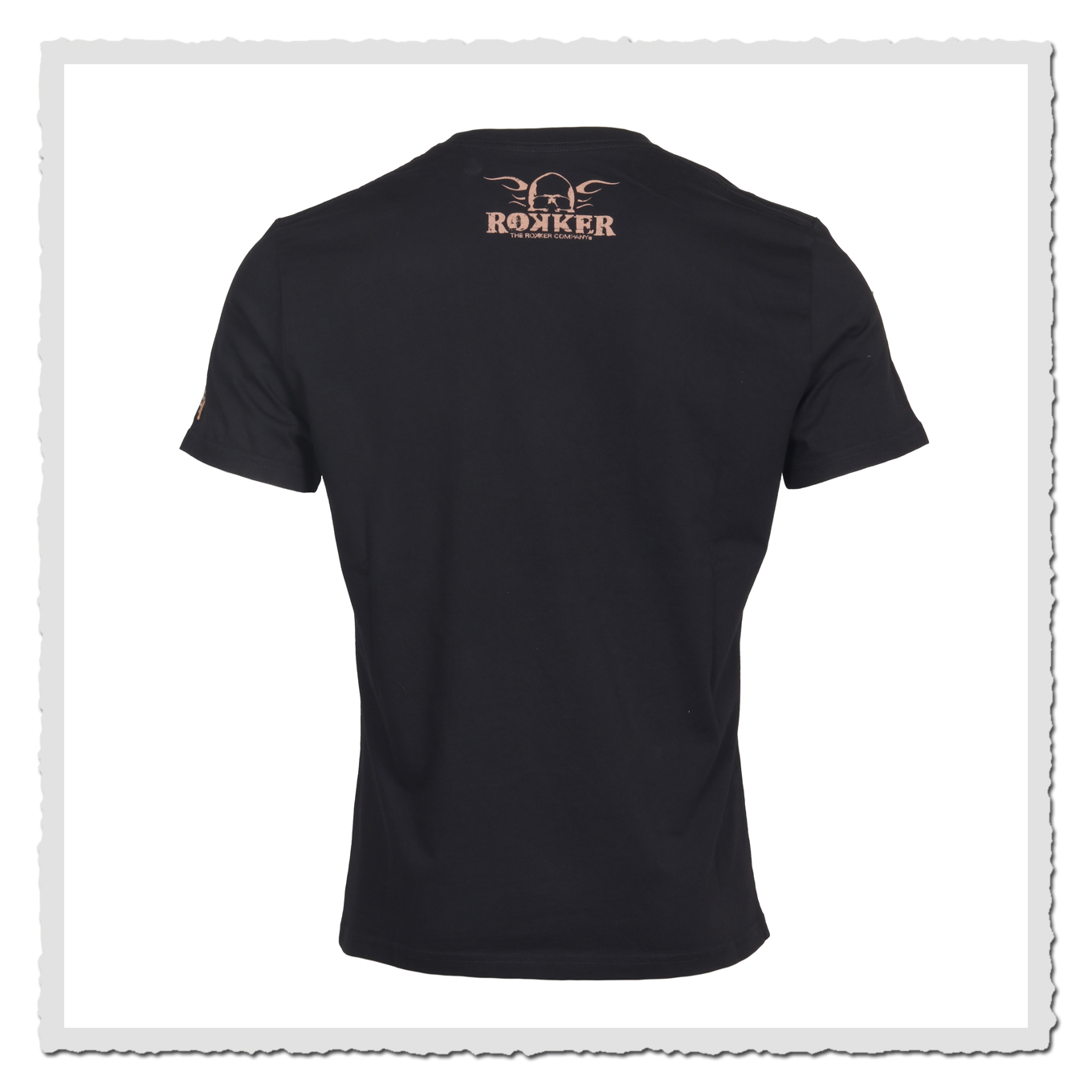 Schwarzes T-Shirt in Rückansicht vor hellem Hintergrund, mit kleinem beigem Print im Nackenbereich.